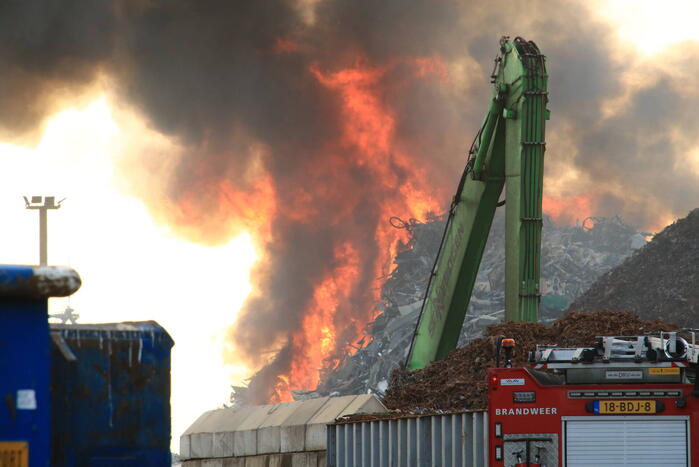 Enorme brand in berg schroot bij HKS Metals recycling