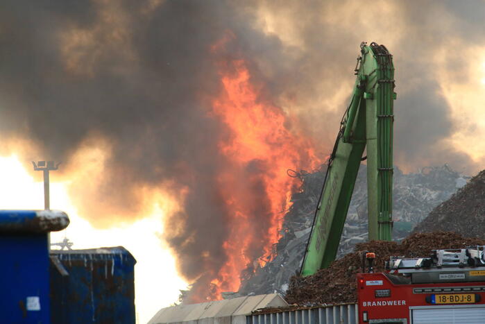 Enorme brand in berg schroot bij HKS Metals recycling