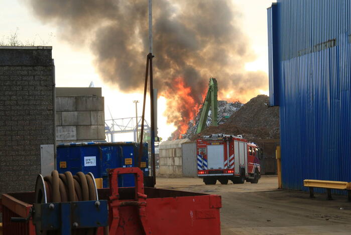 Enorme brand in berg schroot bij HKS Metals recycling