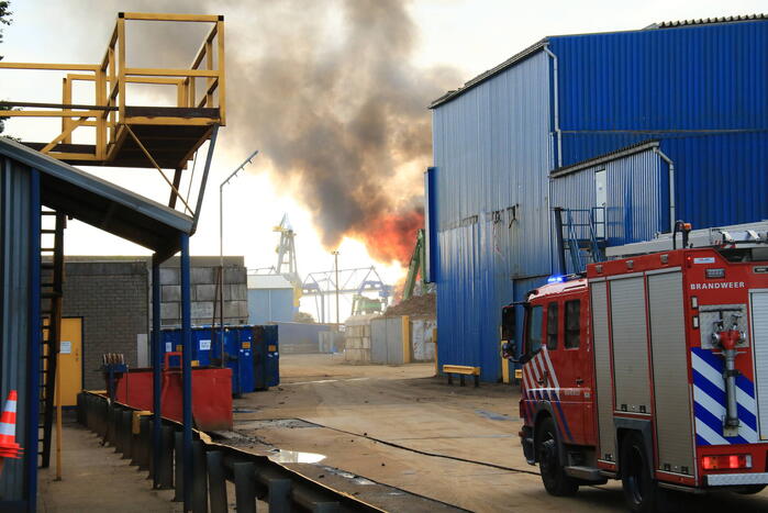 Enorme brand in berg schroot bij HKS Metals recycling