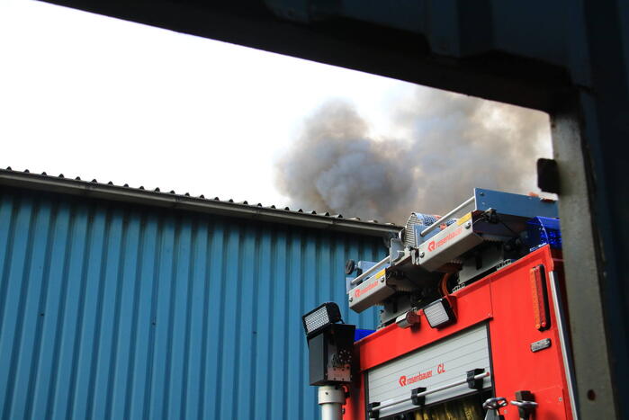 Enorme brand in berg schroot bij HKS Metals recycling