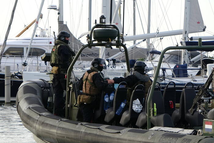 Korps Mariniers oefenen in Flevolands water