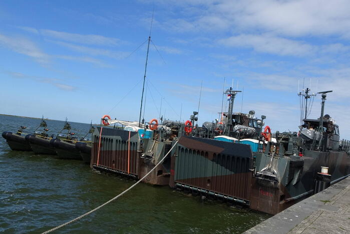 Korps Mariniers oefenen in Flevolands water