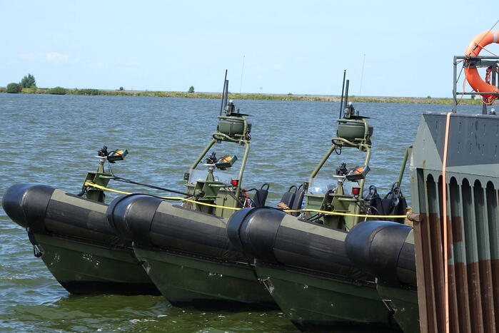 Korps Mariniers oefenen in Flevolands water