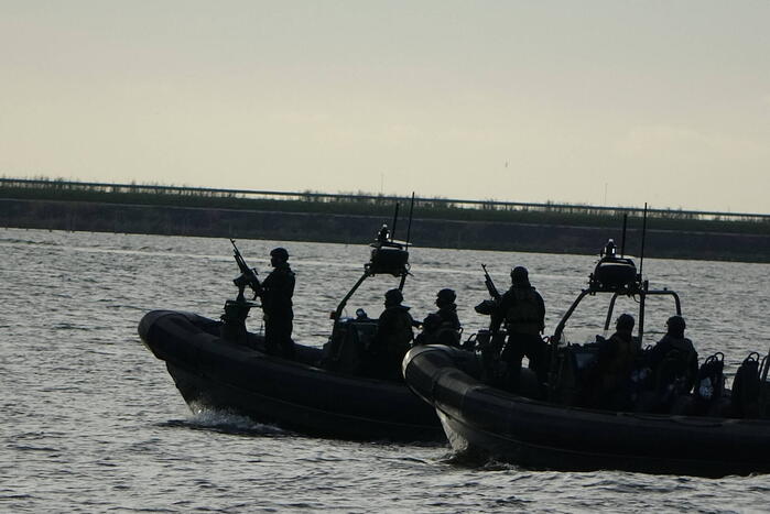 Korps Mariniers oefenen in Flevolands water