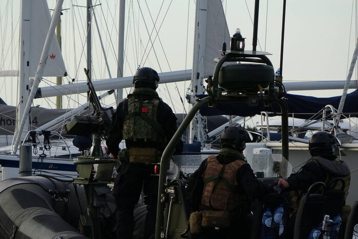 Korps Mariniers oefenen in Flevolands water