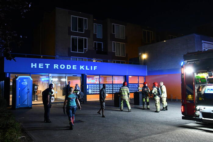 Brandweer groots ingezet voor brandmelding in zorgcomplex