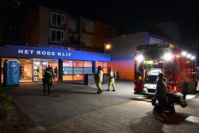 Brandweer groots ingezet voor brandmelding in zorgcomplex