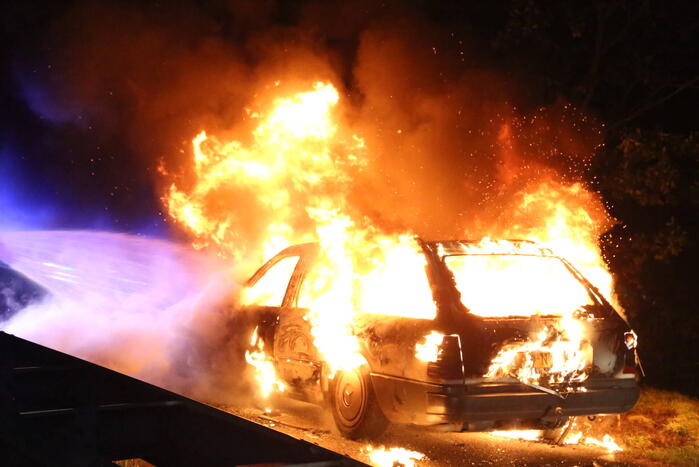 Geparkeerde auto verwoest vanwege brand