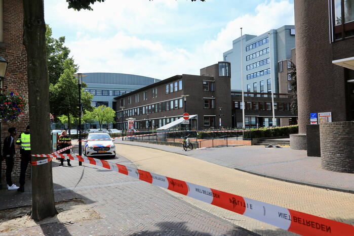 Gewonde bij steekpartij voor stadhuis