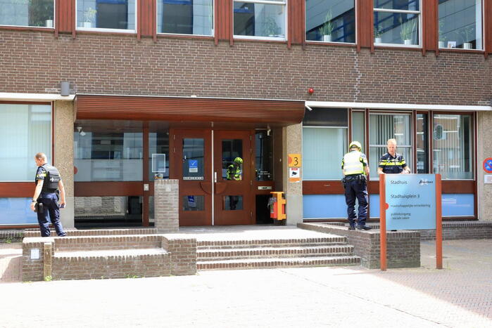 Gewonde bij steekpartij voor stadhuis