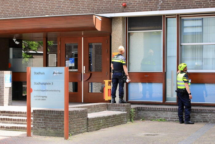 Gewonde bij steekpartij voor stadhuis