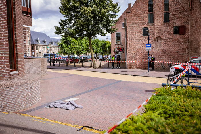 Gewonde bij steekpartij voor stadhuis