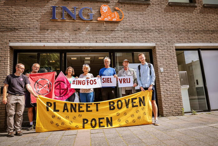 Actievoerders Extinction Rebellion demonstreren voor ING Bank