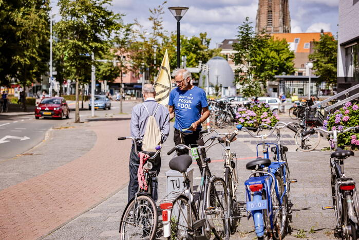 Actievoerders Extinction Rebellion demonstreren voor ING Bank