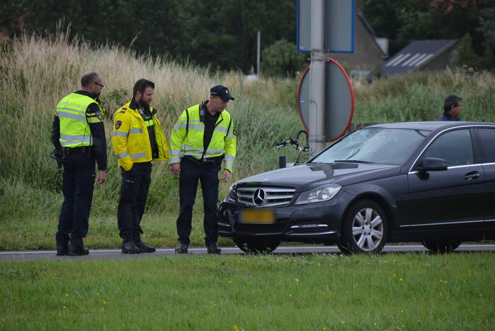 Fietser en automobilist botsen met elkaar