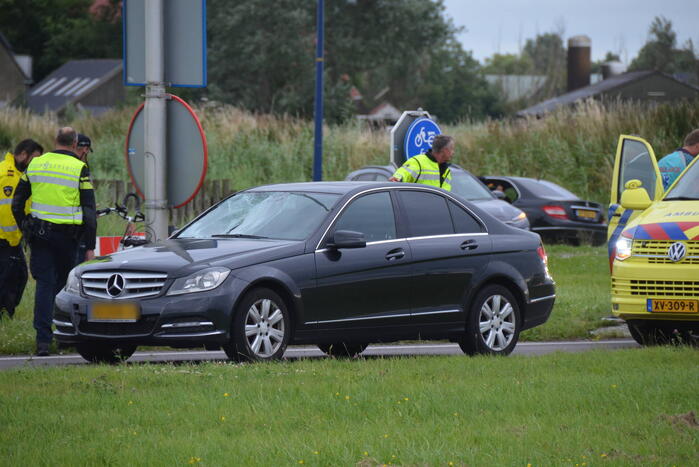 Fietser en automobilist botsen met elkaar