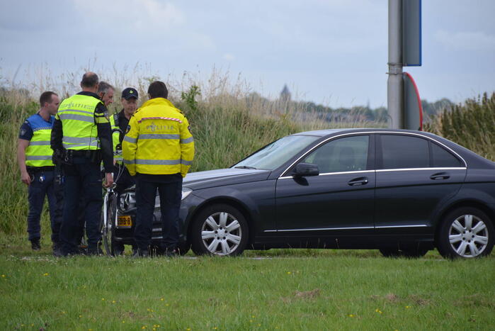 Fietser en automobilist botsen met elkaar