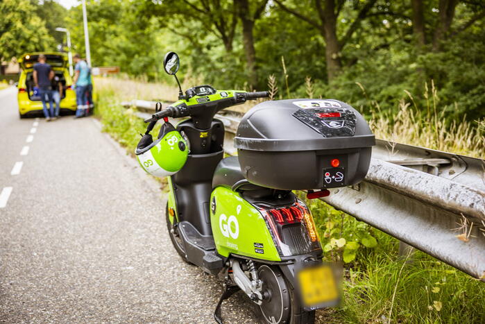 Jongedame gaat hard onderuit met Go Sharing-deelscooter