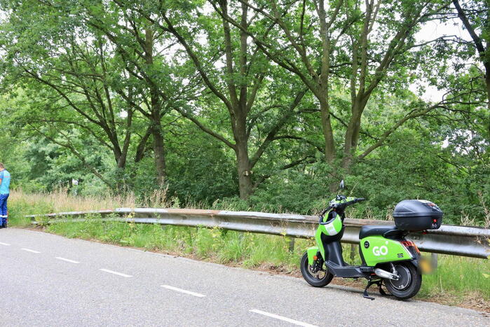 Jongedame gaat hard onderuit met Go Sharing-deelscooter