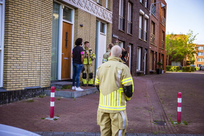 Brandweer doet onderzoek naar vreemde lucht in woning