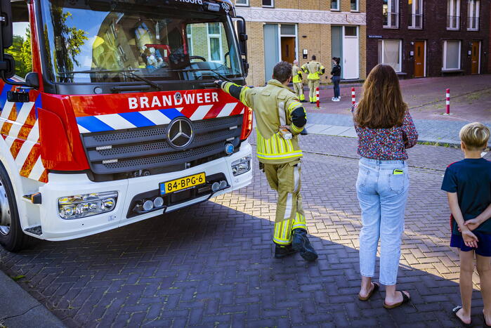 Brandweer doet onderzoek naar vreemde lucht in woning