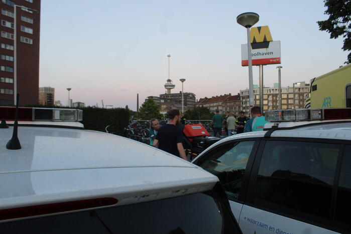 Persoon op straat doodgeschoten bij metrostation