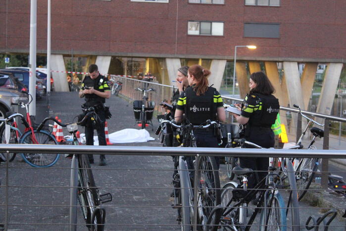 Persoon op straat doodgeschoten bij metrostation