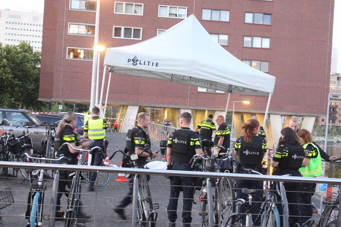 Persoon op straat doodgeschoten bij metrostation