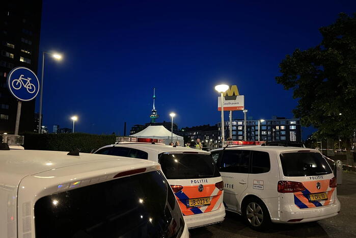 Persoon op straat doodgeschoten bij metrostation