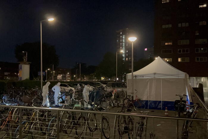 Persoon op straat doodgeschoten bij metrostation