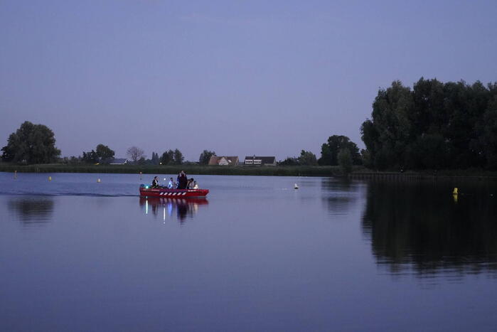 Opvarenden afgedreven roeibootjes naar de kant gehaald