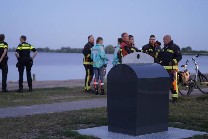 Opvarenden afgedreven roeibootjes naar de kant gehaald