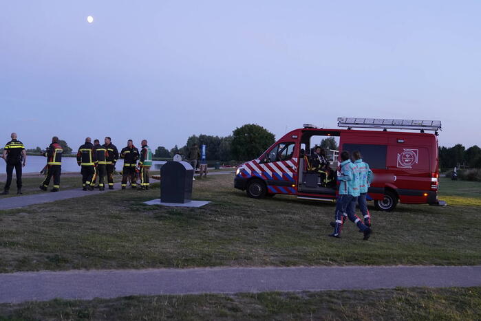 Opvarenden afgedreven roeibootjes naar de kant gehaald