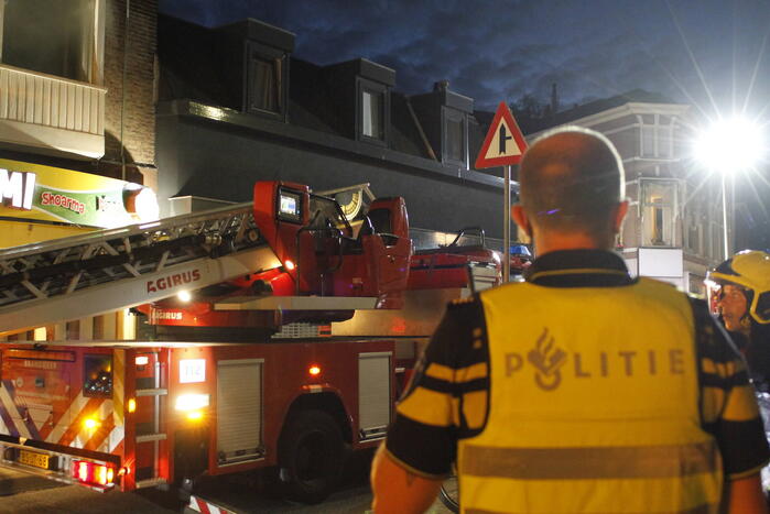 Brandweer redt personen uit woning na brand