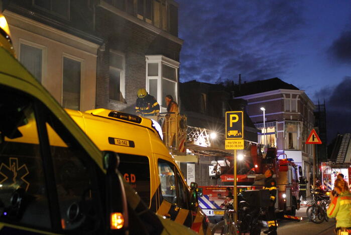 Brandweer redt personen uit woning na brand