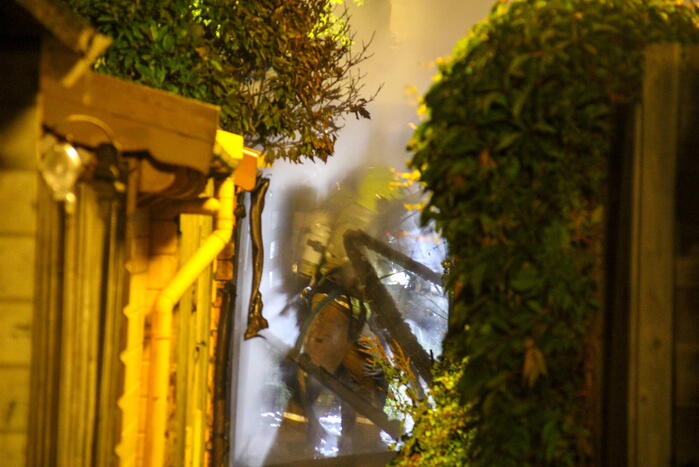 Schuur naast woning vat vlam