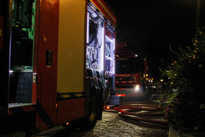 Schuur naast woning vat vlam