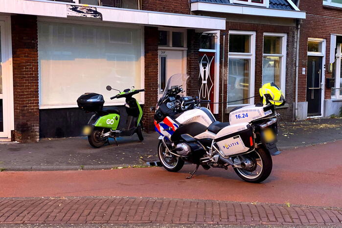 Scooterrijder gaat hard onderuit en raakt gewond
