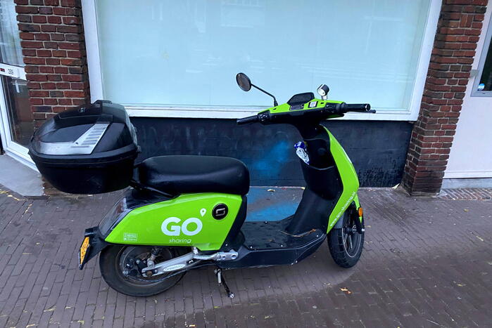 Scooterrijder gaat hard onderuit en raakt gewond