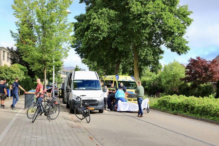Vrouw op elektrische fiets gewond