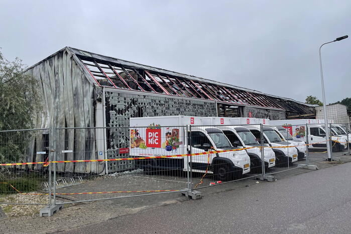 Enorme schade na zeer grote brand in pand bezorgservice Picnic