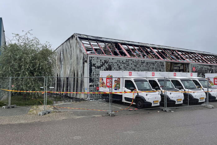 Enorme schade na zeer grote brand in pand bezorgservice Picnic