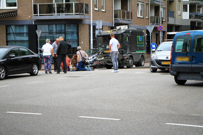 Overstekende fietser geschept door auto