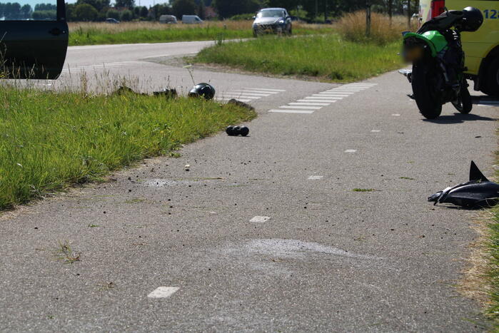 Brommerrijder onderuit bij aanrijding auto