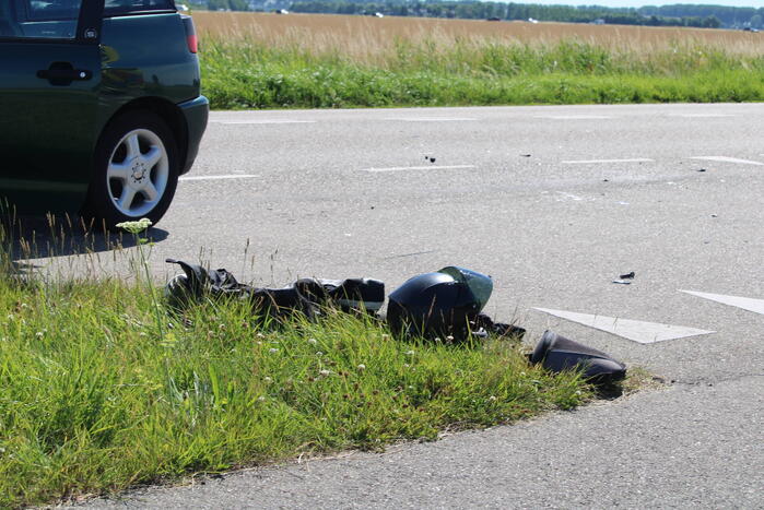 Brommerrijder onderuit bij aanrijding auto