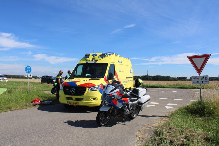 Brommerrijder onderuit bij aanrijding auto