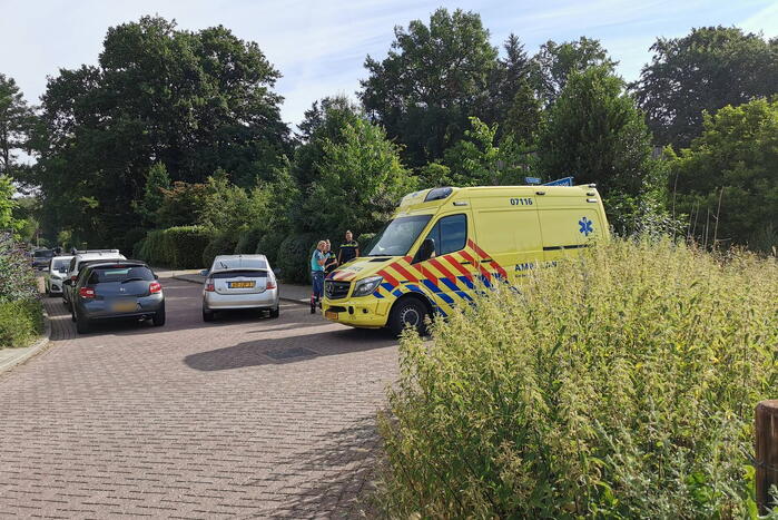 Twee fietsers botsen frontaal op kruising