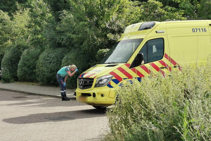 Twee fietsers botsen frontaal op kruising