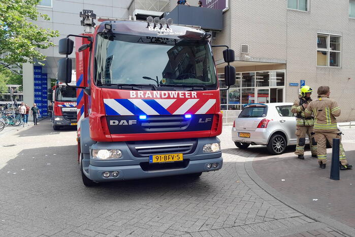 Brandweer doet onderzoek naar brand in flatgebouw